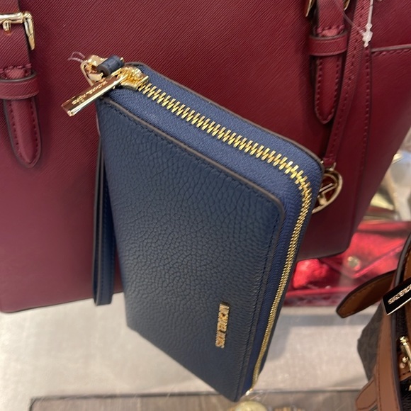 MICHAEL KORS LARGE TRAVEL CONTINENTAL WRISTLET WALLET NAVY BLUE COLOR
NWT - Picture 3 of 16